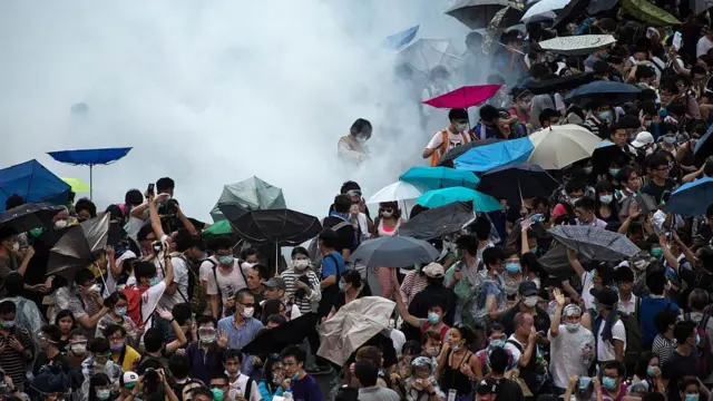 2014年9月28日，香港，警方在靠近政府总部大楼的抗议活动中向示威者发射催泪弹。