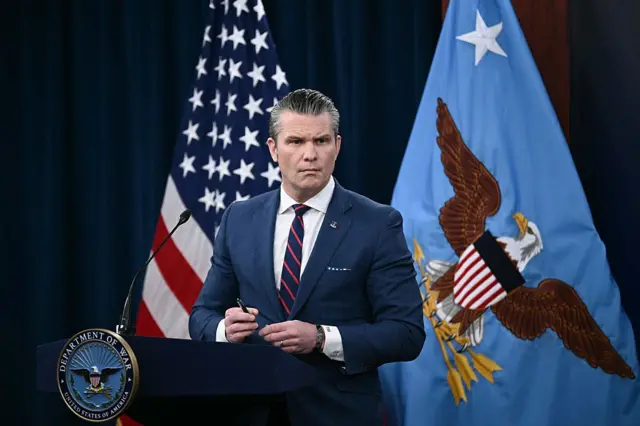 Pete Hegseth em conferência de imprensa sobre a ação militar dos EUA no Irão, no Pentágono, em Washington, D.C., a 2 de março de 2026