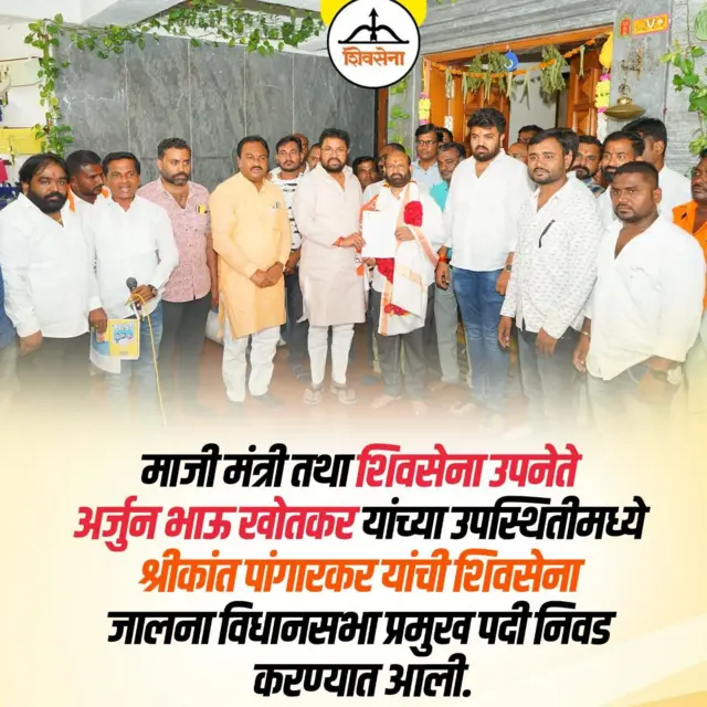 श्रीकांत पांगारकर को नियुक्ति पत्र देते अर्जुन खोतकर