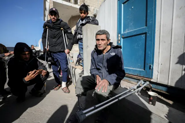 مستشفى كمال عدوان: المستشفيات في غزة “أرض معركة”، ونازحون يتساءلون: أين نذهب؟