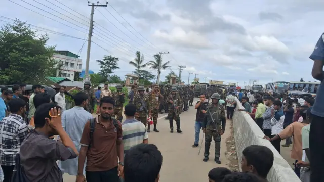 রাস্তা অবরোধ করে বৈষম্যবিরোধী শিক্ষার্থীদের বিক্ষোভের পর পরিস্থিতি নিয়ন্ত্রণে সেনাবাহিনী যোগ দেয়