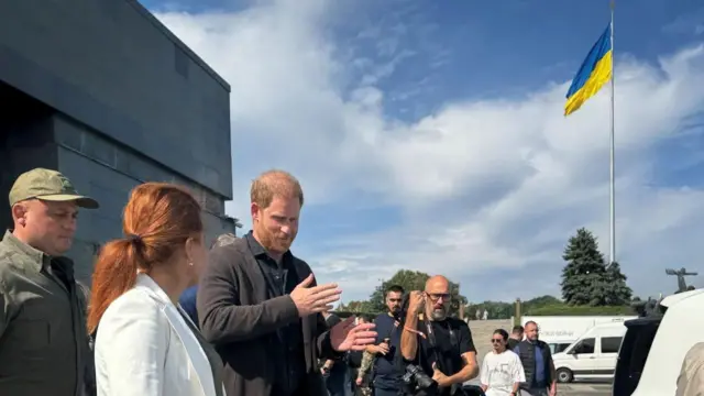 Принц Гаррі біля Національного музею історії України у Другій світовій війні