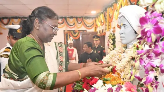 బిర్సా ముండా విగ్రహానికి నివాళులు అర్పిస్తున్న భారత రాష్ట్రపతి ద్రౌపది ముర్ము