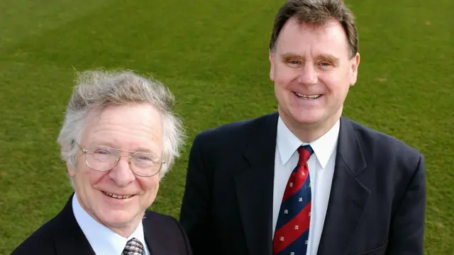 ফ্র্যাঙ্ক ডাকওয়ার্থ (বাঁয়ে) ও টোনি লিউইস। ২০০৩ সালে তোলা ছবি