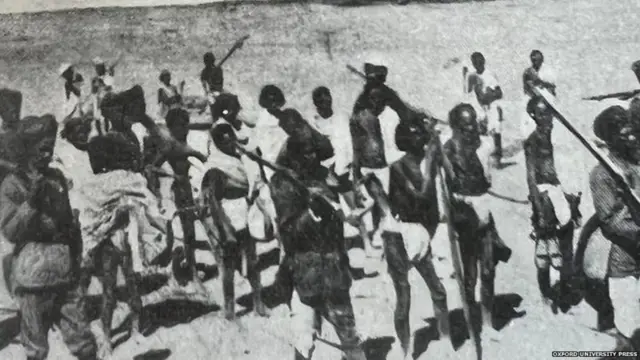 पुलिस की क़ैद में बिरसा मुंडा के अनुयायी