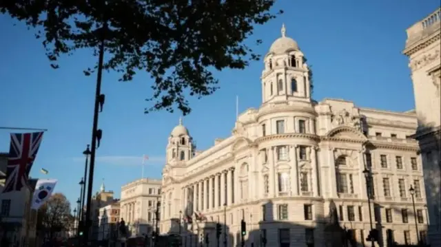 10 डाऊनिंग स्ट्रीट च्या जवळ असलेलं हिंदुजा समूहाचं हॉटेल 