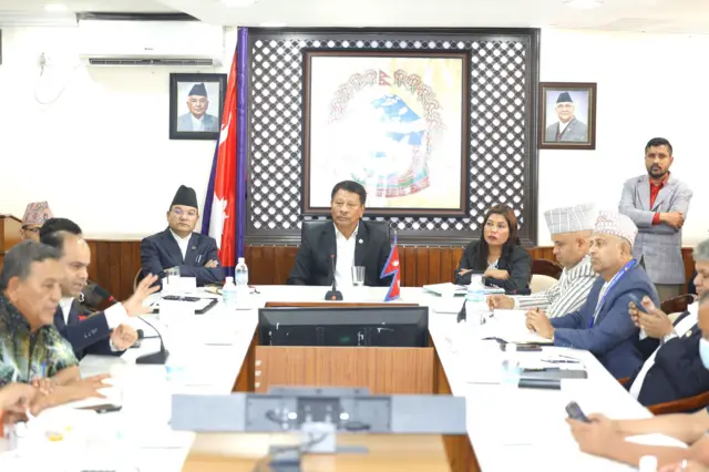 कार्यवाहक प्रधानमन्त्री प्रकाशमान सिंहले बिहीवार वायु प्रदूषणका विषयमा छलफल गरे