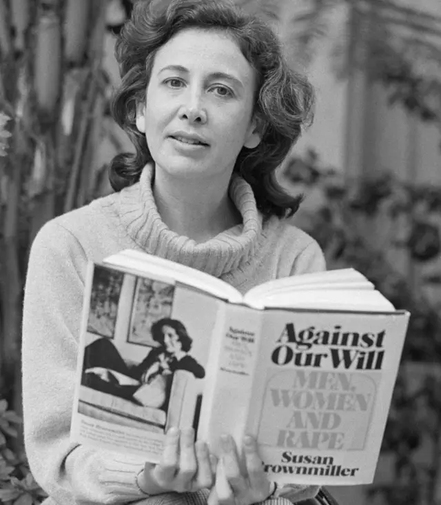 Susan Brownmiller tient son livre  sur le viol, "Against Our Will"