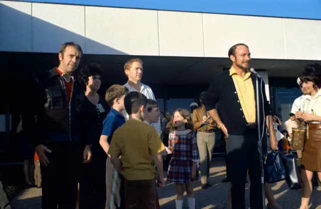 (डावीकडून) ॲलन शेफर्ड, स्टुअर्ट रूसा आणि एड्जार मिचेल त्यांच्या 14 दिवसांच्या क्वारंटाईनंतर बाहेर पडताना