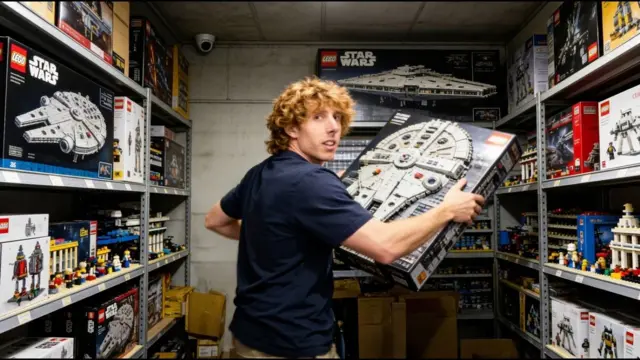 Reckless Ben olha para a câmera cercado por conjuntos de Lego de Star Wars em um depósito
