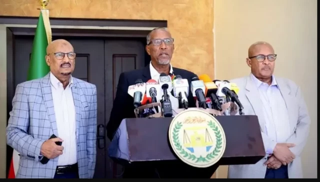 Madaxwayne Biixi oo barbar taagan yihiin madaxda mucaaradka