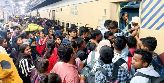 ప్రయాణికులతో కిటకిటలాడుతున్న రైళ్లు