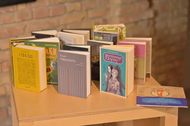 книжки, які увійшли до короткого списку. стоять на столі