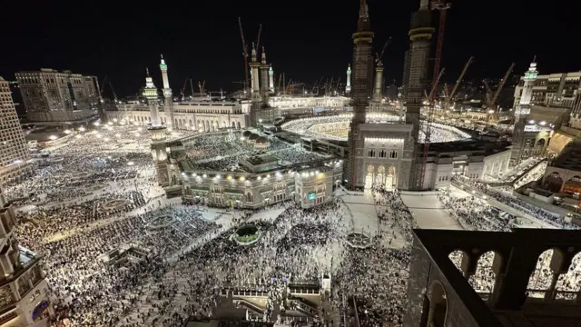 Толпа молящихся в Мекке вечером