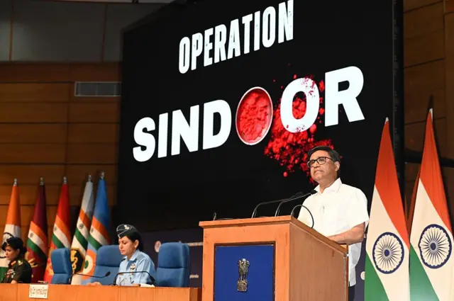 इसी साल मई में भारत और पाकिस्तान के बीच चार दिनों तक संघर्ष हुआ था, ये तस्वीर पाकिस्तान पर भारत की कार्रवाई के बाद हुई प्रेस कॉन्फ़्रेंस की है