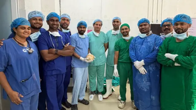 சத்திரசிகிச்சை மேற்கொண்ட மருத்துவ குழுவினர்