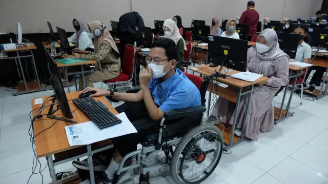 Peserta mengikuti Ujian Tulis Berbasis Komputer (UTBK) di Universitas Sebelas Maret (UNS) Solo, Jawa Tengah