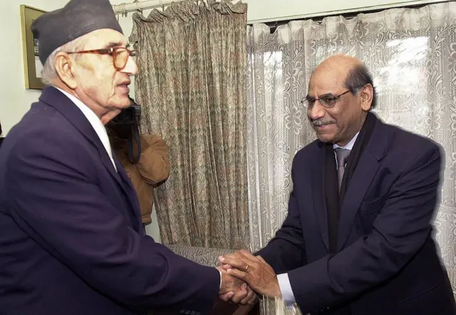 पूर्वप्रधानमन्त्री गिरिजाप्रसाद कोइरालासँग भारतका तात्कालिक विदेशसचिव श्याम शरण