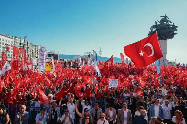 Ekrem İmamoğlu'nun tutuklanmasını protesto etmek için İzmir'de 19 Mayıs'ta düzenlenen miting.