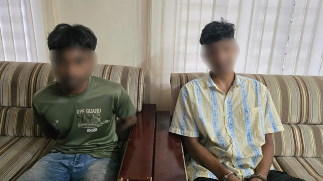 আটকের পর পুলিশের কার্যালয়ে আনার পর দুজনের এ ছবি তোলা হয়েছে বলে জানিয়েছে রংপুর ডিবি পুলিশ।  ছবির এ শার্টের মতো একটি শার্ট পরিহিত অবস্থায় ঘটনাস্থলে গিয়েছিলেন সেখানকার ডিবির উপ পুলিশ কমিশনার। এ নিয়ে নানা আলোচনা হচ্ছে সামাজিক মাধ্যমে।
