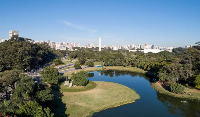 Vista do Parque do Ibirapuera, em São Paulo, com o obelisco e edifícios ao fundo