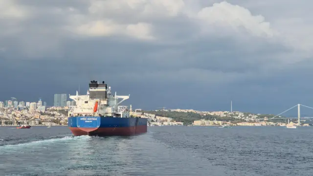 Танкер в Босфоре на обратном пути из Индии в российский нефтяной порт Новороссийск