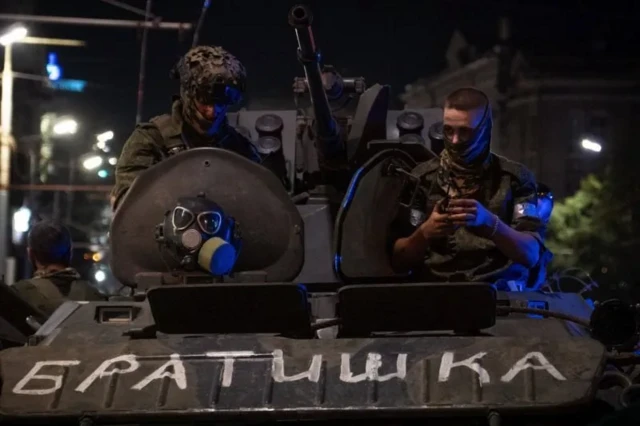 تعدادی سرباز سوار بر خودروی نظامی