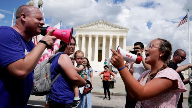 Ativistas pelos direitos ao aborto e contra-manifestantes protestamdolphin pearls slotfrente à Suprema Corte dos EUA 