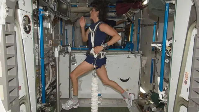 Suni Williams arimo kwiruka kuri treadmill/tapis roulant kuri ISS mu butumwa yagiyemo mbere mu 2012