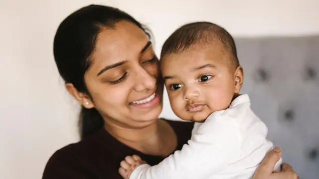 'தனியறையில் உடைந்து அழுதிருக்கிறேன்' - குழந்தை வளர்ப்பில் இளம் தாய்மார்களை வாட்டும் குற்ற உணர்ச்சி