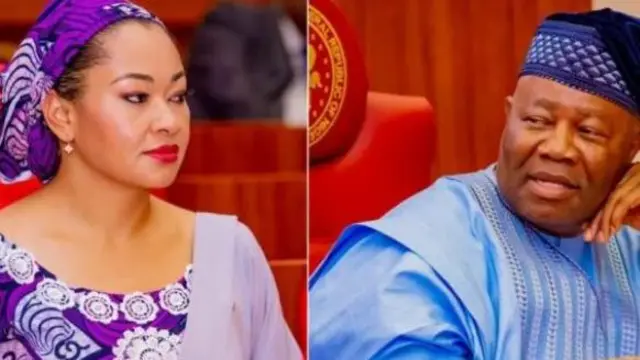 Aṣòfin Natasha Akpoti Uduaghan àti Olórí ilé aṣòfin àgbà, Godswill Akpabio jókòó tí ara wọn.