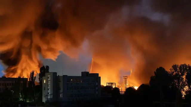 Нічне зарево від пожеж над Києвом, спричинених російським ударом