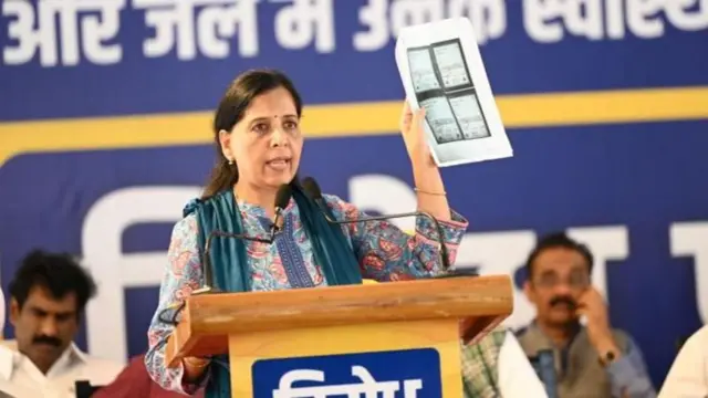 निवडणूक प्रचारादरम्यान अरविंद केजरीवाल यांच्या पत्नी सुनीता केजरीवाल