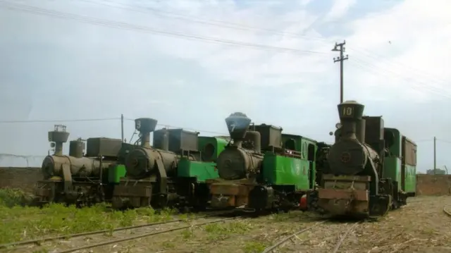 Empat lokomotif Pabrik Gula Sumberhardjo. Keempat lokomotif itu telah diubah menjadi pembakar minyak.
