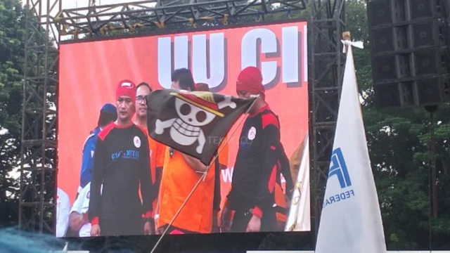 Bendera One Piece berkibar di tengah May Day Fiesta di Stadion Madya, Senayan, Jakarta Pusat pada Rabu, 1 Mei 2024.