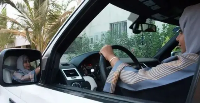 গাড়ি চালাচ্ছেন একজন নারী- প্রতীকী ছবি। 