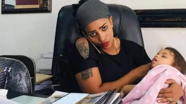 በረከት በሥራ ላይ ሆና ከልጇ ጋር