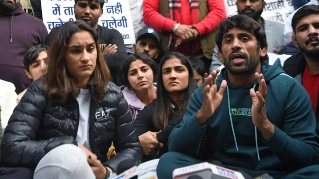 પત્રકારો સાથે વાત કરી રહેલા પહેલવાન બજરંગ પૂનિયા