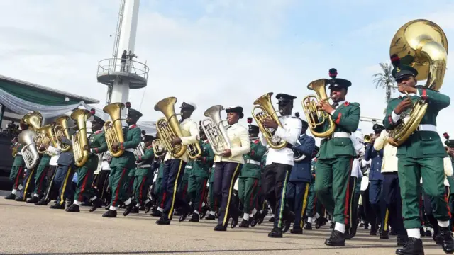 La fanfare militaire joue des instruments de musique lors des célébrations marquant la Journée de la démocratie à Abuja, le 12 juin 2019.