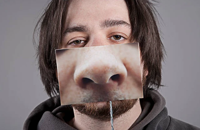 รูปผู้ชายกับภาพขยายจมูก