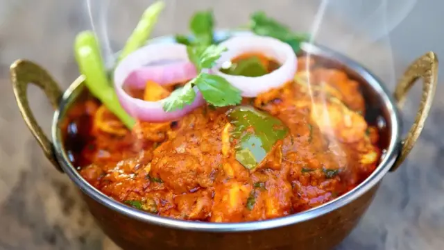 Mengkonsumsi beberapa makanan pedas, seperti kari dengan cabai yang mengandung capsaicin, dapat membantu mengekang nafsu makan.