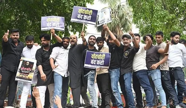 ووٹ چوری بند کرو کے نعرے بھی ہندی زبان میں لکھے نظر آئے