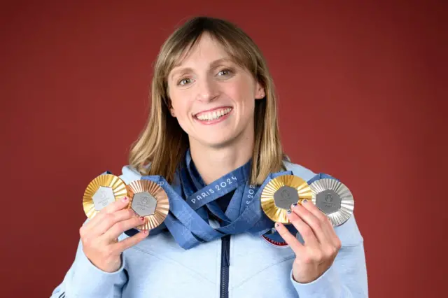 Katie Ledecky mostrando las cuatro medallas que ganó en París