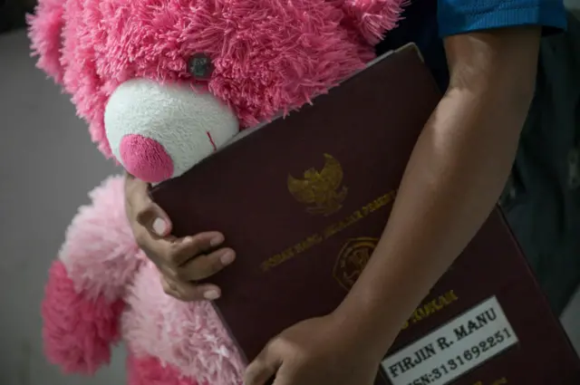 Siswa sekolah rakyat memegang boneka yang dibawanya dari rumah setibanya di Sentra Efata, Naibonat, Kabupaten Kupang, NTT, Jumat (11/7/2025). Sentra Efata melakukan penjemputan untuk 100 siswa sekolah rakyat untuk mulai tinggal di Sentra Efata sebelum menjalani proses pembelajaran di sekolah rakyat pada 14 Juli 2025.