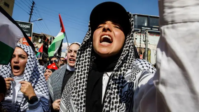 Manifestantes pró-palestinos nas ruasdb betAmã, capital da Jordânia,db betoutubro.