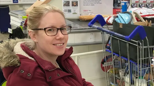 ሬቤካ ቀይ ኮት ለብሳ