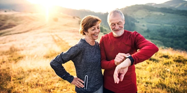 Un homme et une femme qui font du sport.