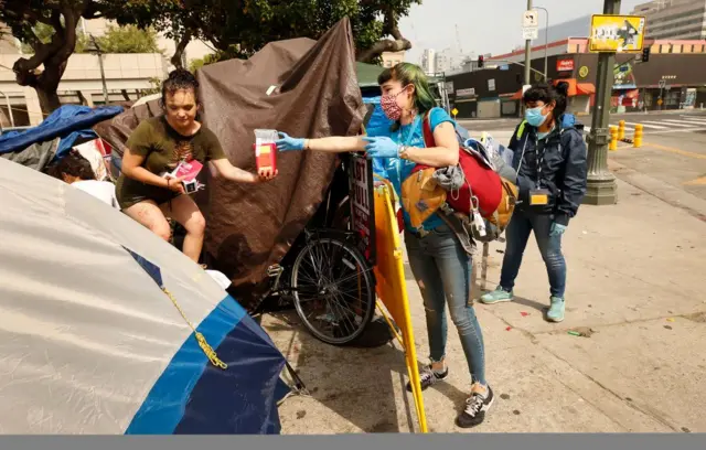 A diretora do programa C3, Ciara DeVozza, à direita, conversa com uma mulhersporting brasil bet20 anos, moradorasporting brasil betrua,sporting brasil betSkid Row, Los Angeles. Enquanto isso, uma equipesporting brasil betprofissionaissporting brasil betsaúde realiza testessporting brasil betCOVID-19sporting brasil betdesabrigados na região