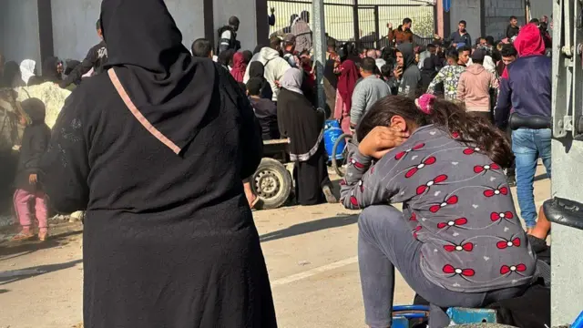 سيدة في طابور الانتظار