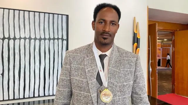 Barsiisaan Firaanboon Tashoomaa medaaliyaa badhaafame wajjin